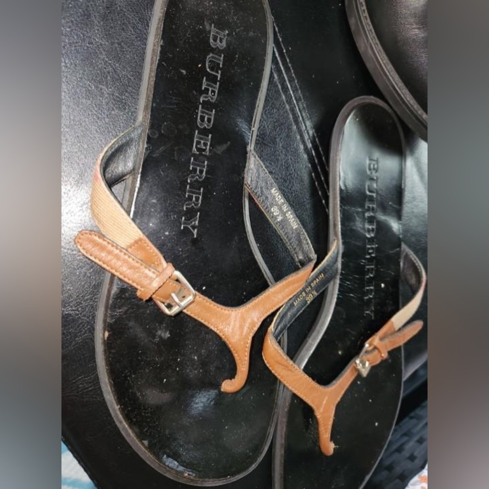 BURBERRY SANDALS!🤎💛 - Picture 2 of 2